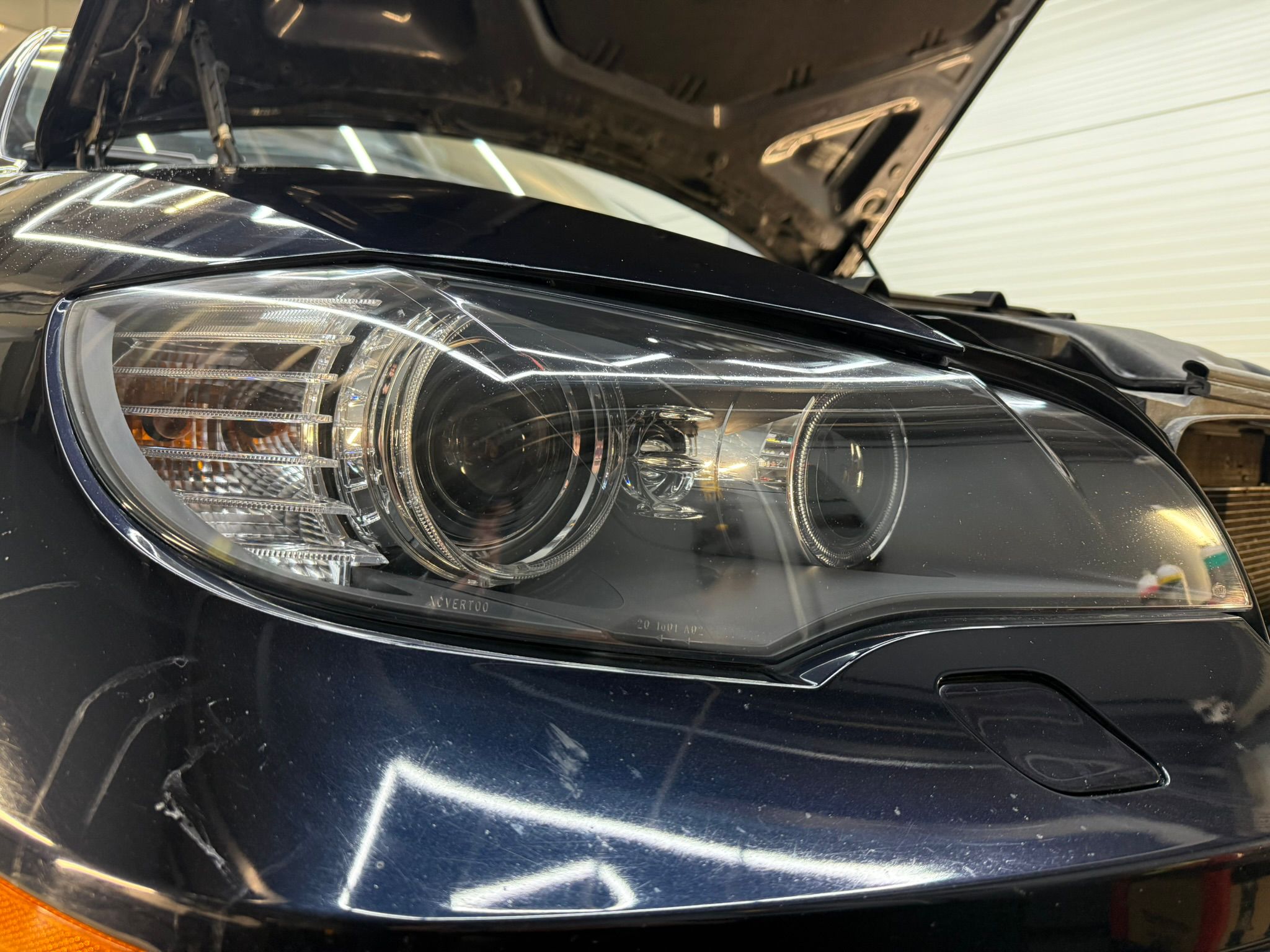 Nodzelتējuši lukturi pirms pulēšanas Rīgā