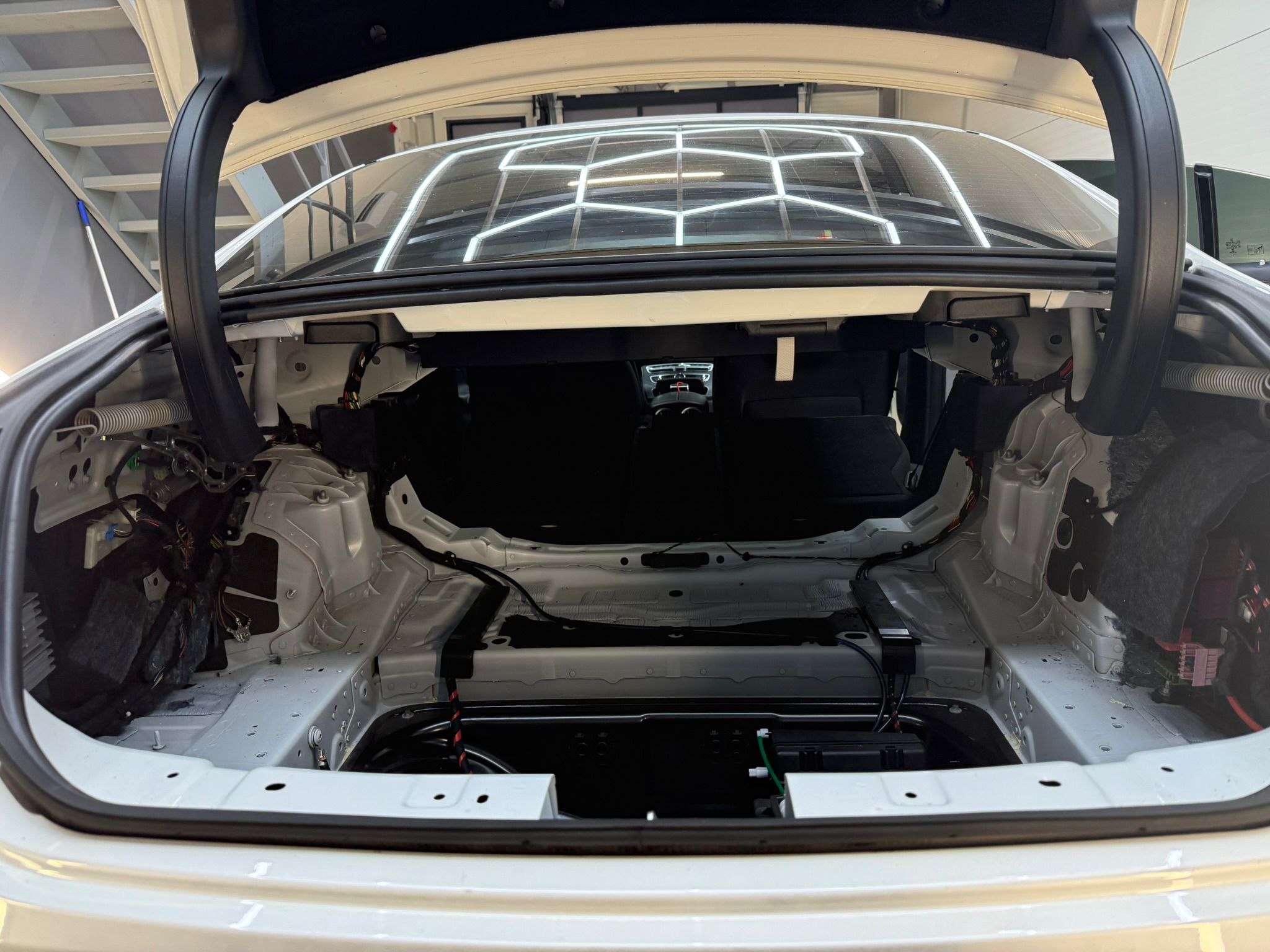 Uzstādīta skaņas izolācija automašīnas durvīs Rīgā